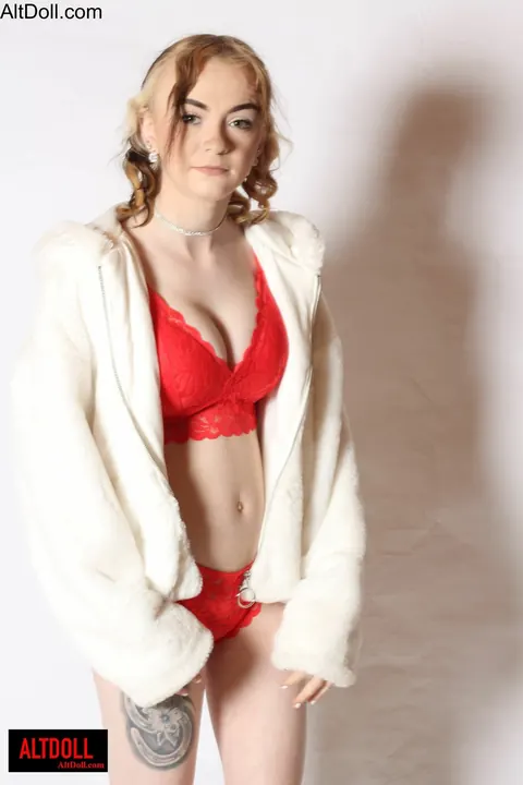 Curly Redhead Poses in Lingerie and Bares Her Body – photo 10 of 14