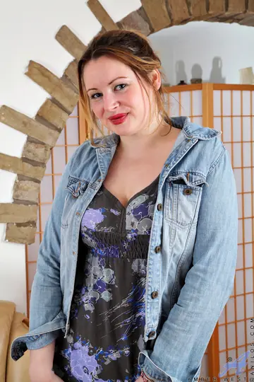 Amber West – Tall British MILF Keeps Heels On for Dildo Play