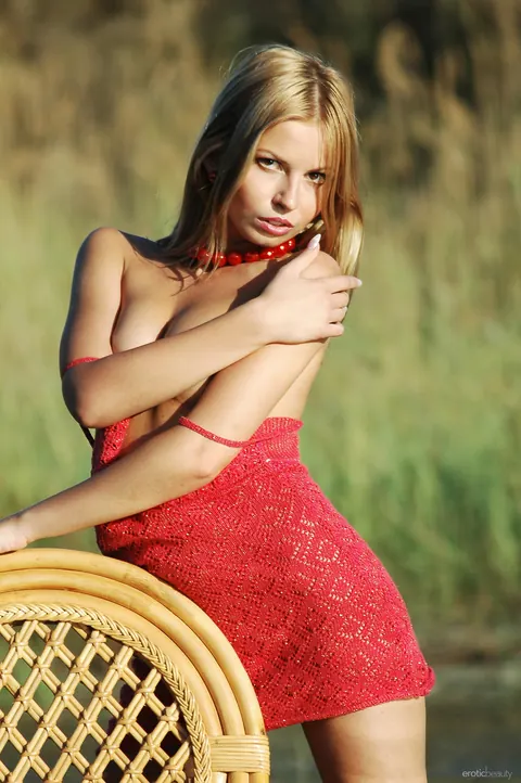 Skinny Woman Spreads Her Pussy Wide on the Sand – photo 3 of 21