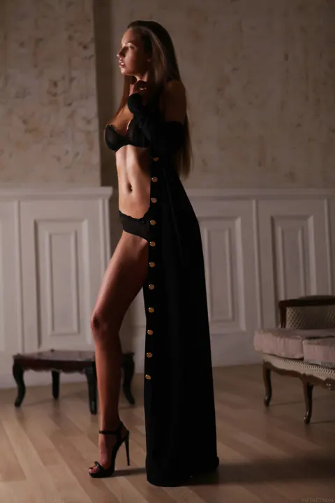 Woman with Big Tits Spreads Her Pussy in High Heels – photo 3 of 21
