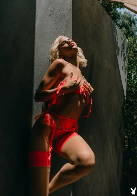 Kiara Cole: Petite Blonde Strips Off Her Lingerie to Show Tattoo – photo 4 of 21