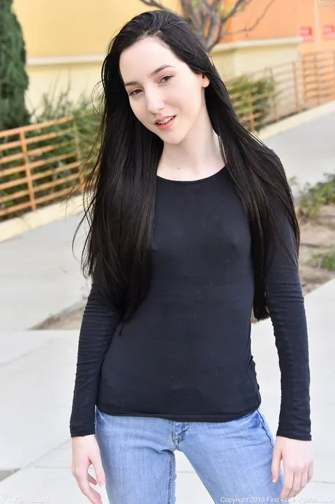 Petite Brunette PAWG in Jeans Spreads Her Trimmed Pussy Outdoors – photo 1 of 20