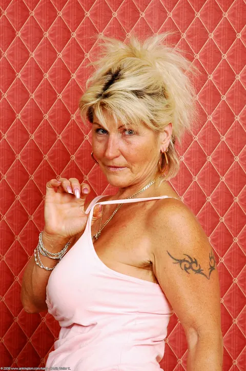 Short-Haired Blonde MILF Spreads Her Hairy Pussy – photo 8 of 21