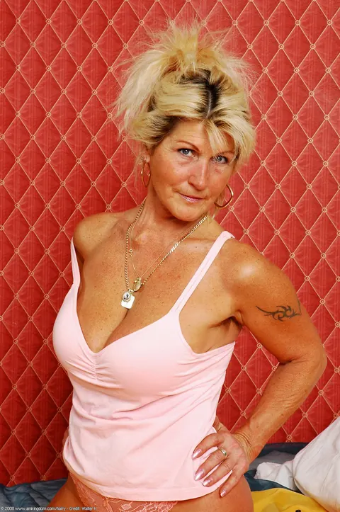 Short-Haired Blonde MILF Spreads Her Hairy Pussy – photo 4 of 21