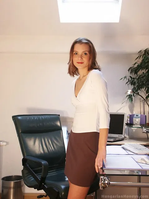 Hungarian Secretary Strips Nude in the Office – photo 1 of 21