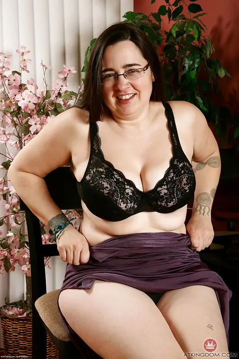 Brunette BBW Flashes Hairy Armpits and Spreads in Glasses – photo 7 of 16