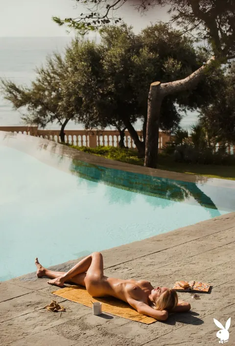Slim Italian Blonde Strips Out of Her Bikini Poolside – photo 15 of 20