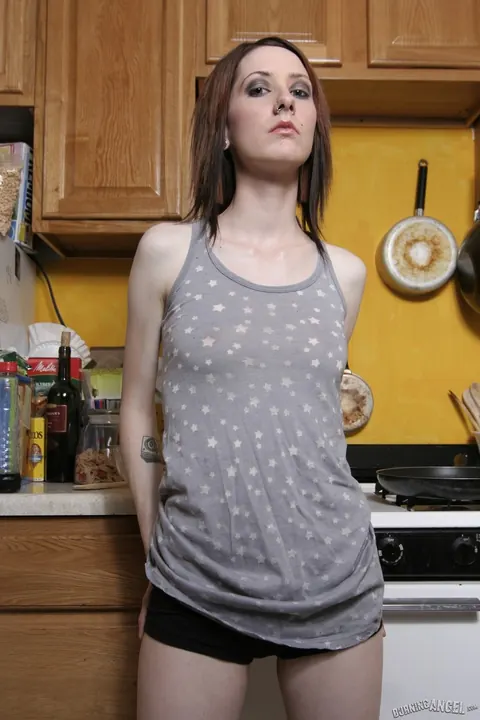 Short-Haired Woman Spreads Her Pussy – photo 1 of 17