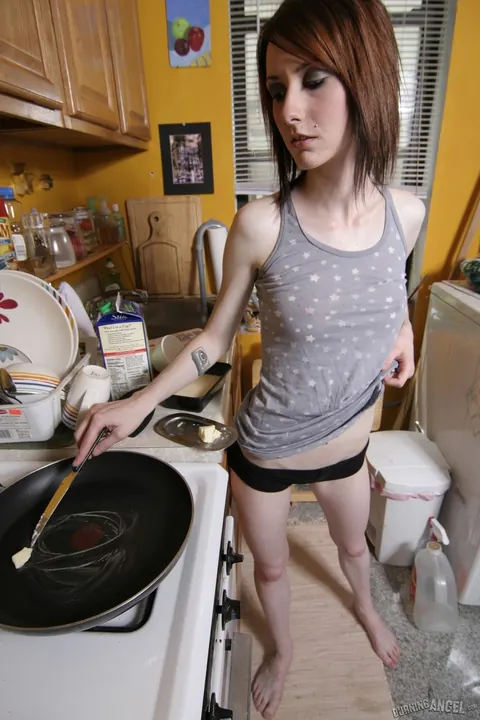 Short-Haired Woman Spreads Her Pussy – photo 6 of 17