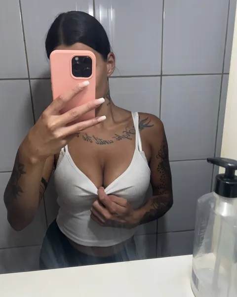 Thick Woman Stands Nude and Flaunts Her Big Ass – photo 5 of 16