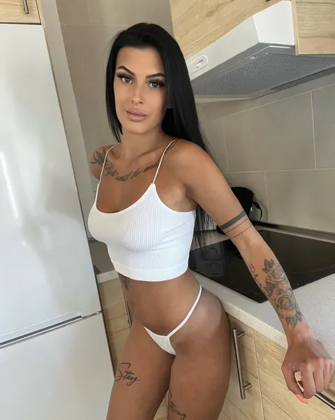 Thick Woman Stands Nude and Flaunts Her Big Ass – photo 3 of 16