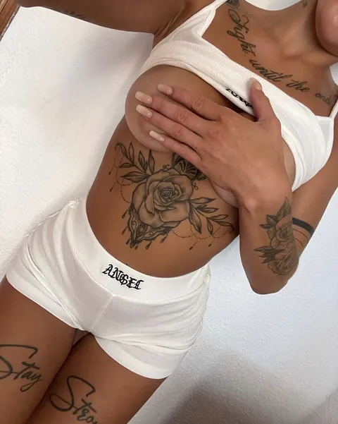 Thick Woman Stands Nude and Flaunts Her Big Ass – photo 7 of 16