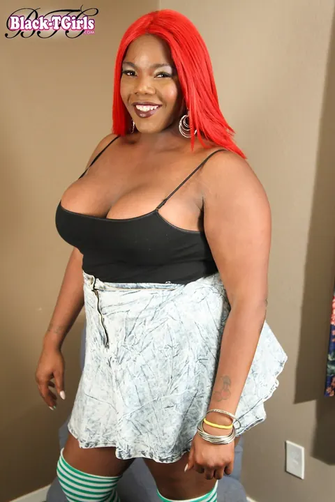 Curvy Ebony Trans Woman Strips Nude and Poses to Display Her Body – photo 1 of 16