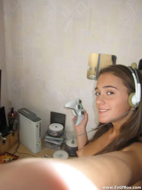 Penelope B Vinona: Brunette Spreads Her Pussy in Nude Phone Selfies – photo 16 of 20