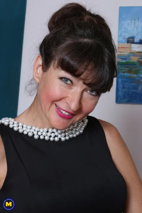 Curvy MILF Masturbates in Pantyhose and a Skirt – photo 2 of 21