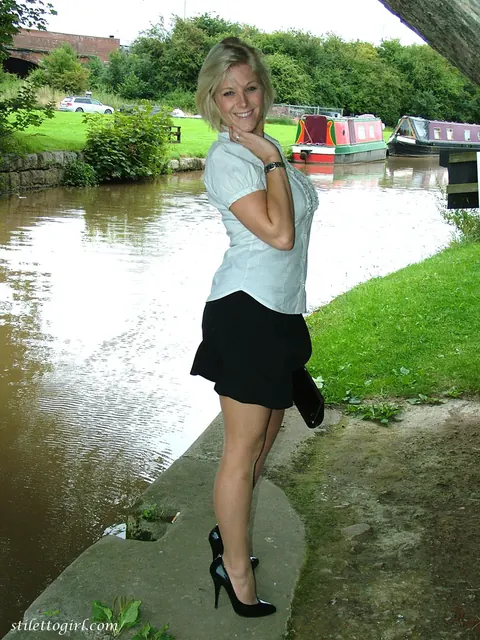 Blonde PAWG Shows Off Her Ass in a Skirt and Heels Outdoors – photo 7 of 15