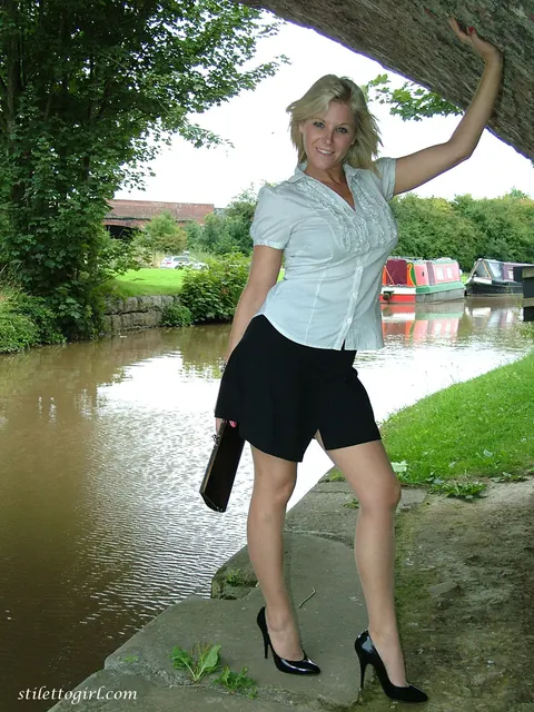 Blonde PAWG Shows Off Her Ass in a Skirt and Heels Outdoors – photo 4 of 15