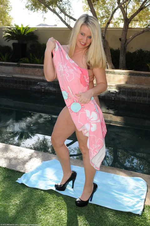 Mona Hawght: Curvy Mature Blonde with Natural Tits Spreads Outdoors in Heels – photo 14 of 21