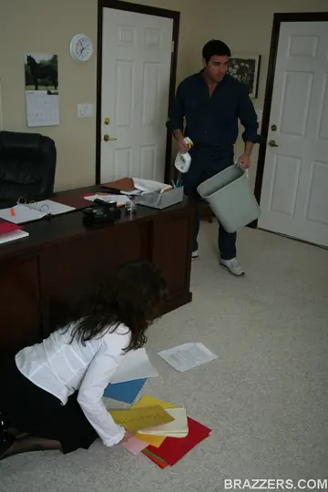 Isabella Manelli – Busty Brunette MILF Takes Anal and a Facial in the Office