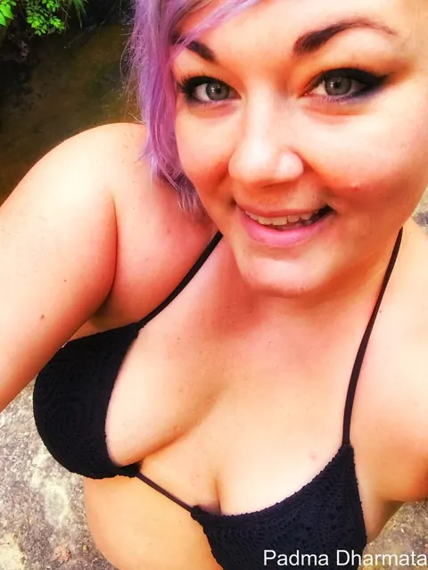 Chubby MILF with Big Tits Poses in a Black Bikini Outdoors – photo 13 of 14