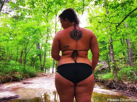Chubby MILF with Big Tits Poses in a Black Bikini Outdoors – photo 4 of 14