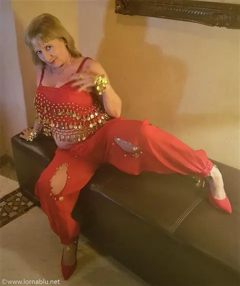 Lorna Blu: Mature British Blonde Poses and Shows Her Big Natural Tits – photo 3 of 14