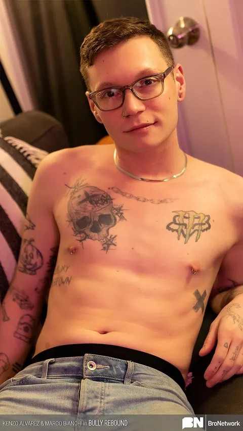 Athletic Man Takes It Doggy Style and Kisses His Partner – photo 6 of 21
