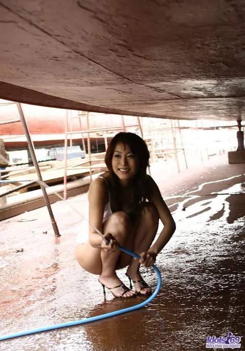 Japanese Brunette Shows Her Hairy Bush on the Beach – photo 15 of 16