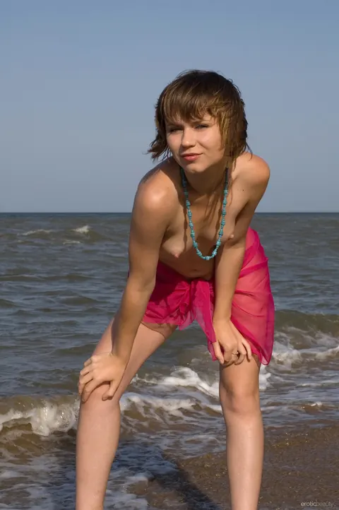 Short-Haired Brunette Spreads Her Legs on the Beach – photo 2 of 21