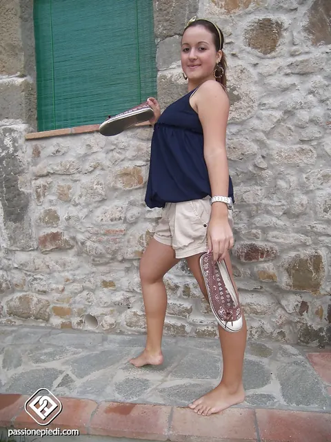 Woman in Shorts Spreads Her Legs and Shows Her Feet Outdoors – photo 16 of 16