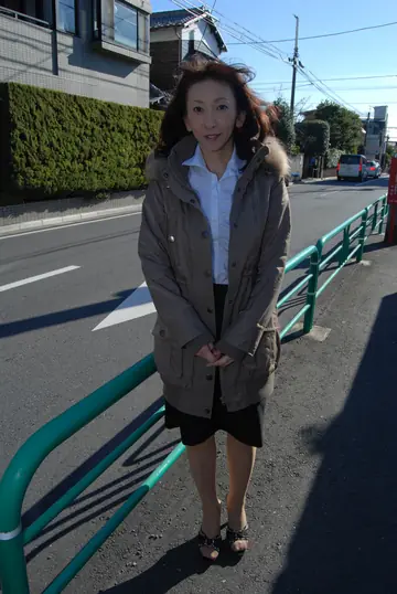 Mako Shinozuka – Japanese Brunette in a Skirt and Lingerie Spreads Her Hairy Pussy Outdoors