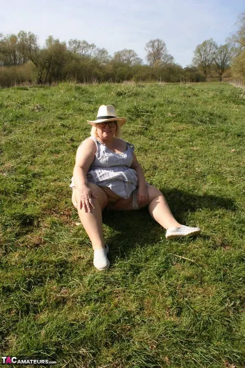 Lexie Cummings: British BBW in Stockings and Glasses Fingers Herself Outdoors – photo 3 of 16