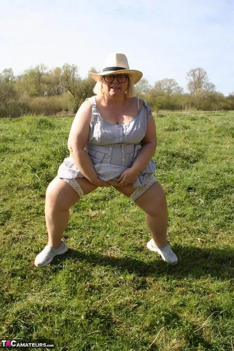Lexie Cummings: British BBW in Stockings and Glasses Fingers Herself Outdoors – photo 1 of 16