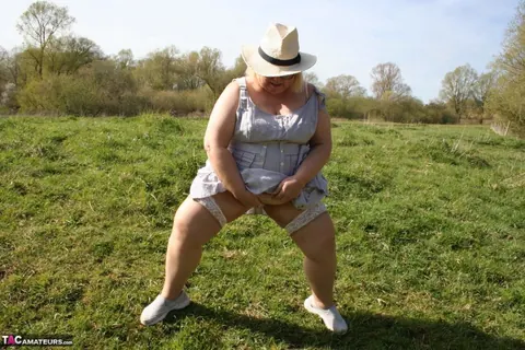 Lexie Cummings: British BBW in Stockings and Glasses Fingers Herself Outdoors – photo 2 of 16