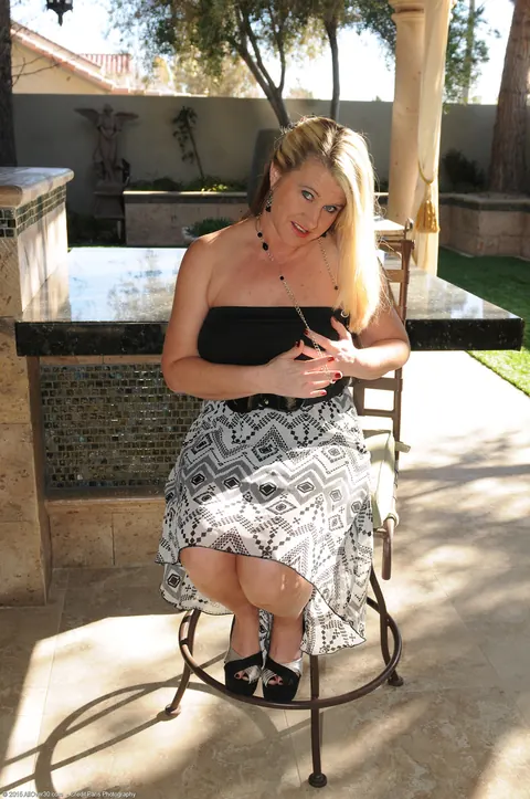 Mona Hawght: Busty Blonde MILF Fingers Her Pussy and Shows Her Clit Outdoors – photo 1 of 21