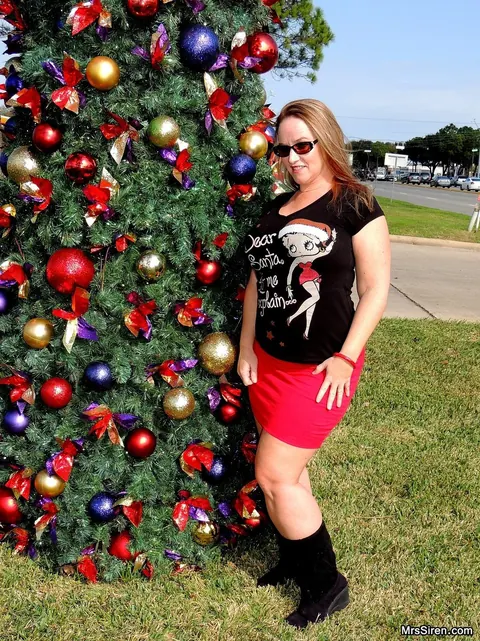Dee Siren: Curvy Blonde MILF Flashes Her Ass in Boots and Glasses at Christmas Outdoors – photo 9 of 20