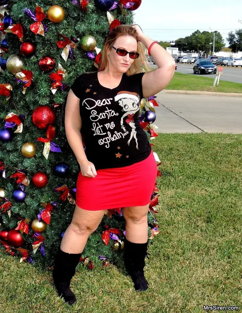 Dee Siren: Curvy Blonde MILF Flashes Her Ass in Boots and Glasses at Christmas Outdoors – photo 6 of 20