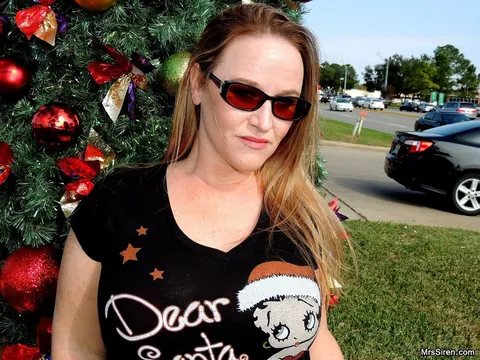 Dee Siren: Curvy Blonde MILF Flashes Her Ass in Boots and Glasses at Christmas Outdoors – photo 7 of 20