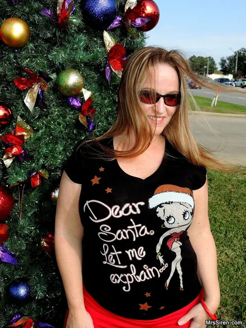 Dee Siren: Curvy Blonde MILF Flashes Her Ass in Boots and Glasses at Christmas Outdoors – photo 3 of 20