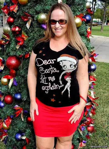 Dee Siren – Curvy Blonde MILF Flashes Her Ass in Boots and Glasses at Christmas Outdoors