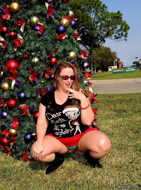 Dee Siren: Curvy Blonde MILF Flashes Her Ass in Boots and Glasses at Christmas Outdoors – photo 15 of 20