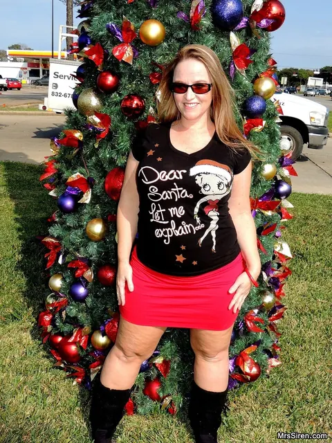 Dee Siren: Curvy Blonde MILF Flashes Her Ass in Boots and Glasses at Christmas Outdoors – photo 12 of 20