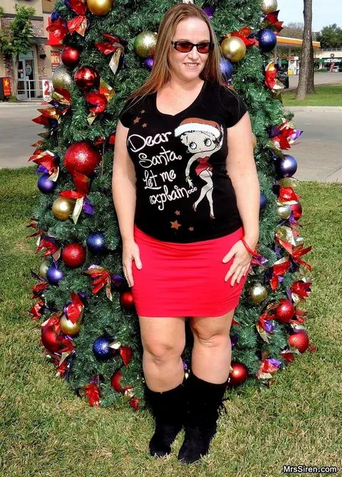 Dee Siren: Curvy Blonde MILF Flashes Her Ass in Boots and Glasses at Christmas Outdoors – photo 2 of 20