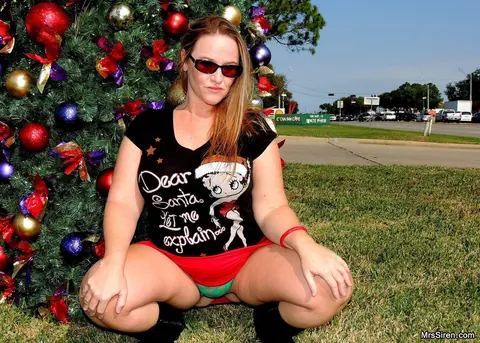 Dee Siren: Curvy Blonde MILF Flashes Her Ass in Boots and Glasses at Christmas Outdoors – photo 17 of 20