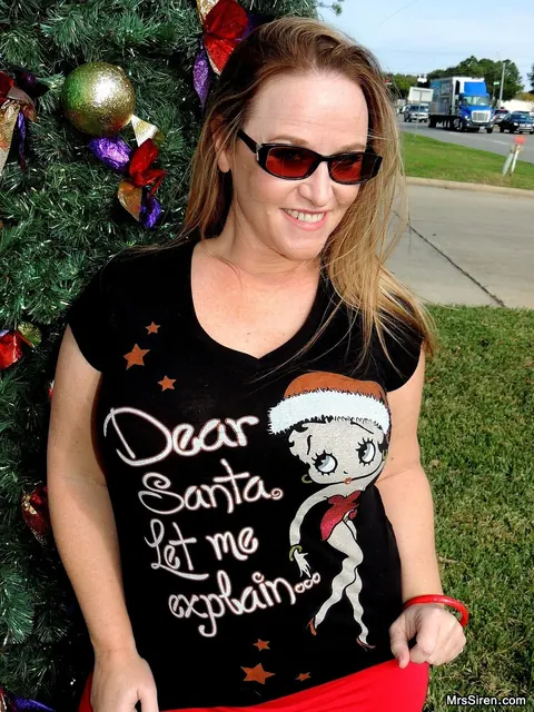 Dee Siren: Curvy Blonde MILF Flashes Her Ass in Boots and Glasses at Christmas Outdoors – photo 5 of 20
