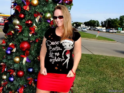 Dee Siren: Curvy Blonde MILF Flashes Her Ass in Boots and Glasses at Christmas Outdoors – photo 8 of 20