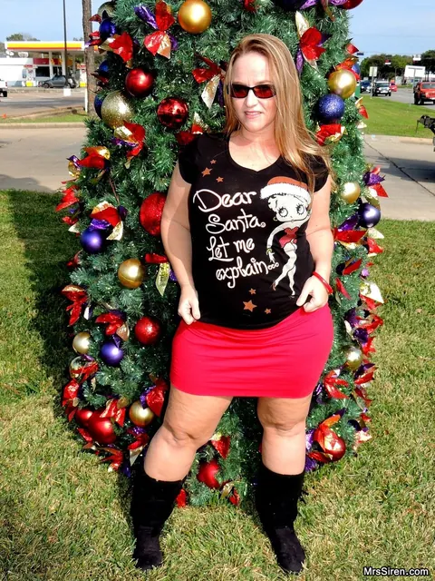 Dee Siren: Curvy Blonde MILF Flashes Her Ass in Boots and Glasses at Christmas Outdoors – photo 13 of 20