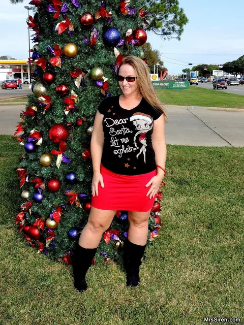 Dee Siren: Curvy Blonde MILF Flashes Her Ass in Boots and Glasses at Christmas Outdoors – photo 4 of 20