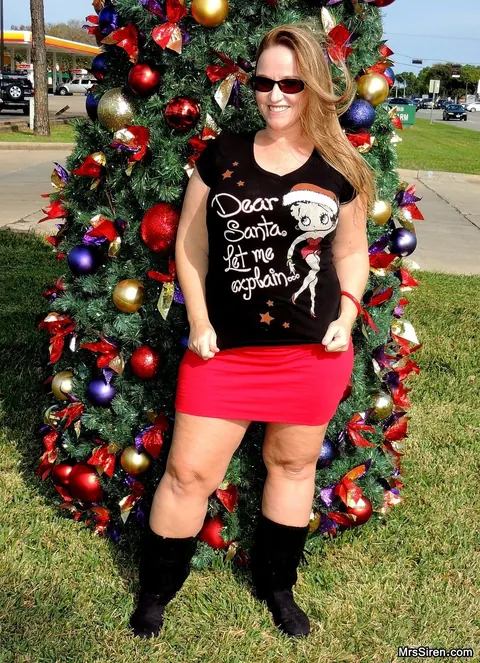 Dee Siren: Curvy Blonde MILF Flashes Her Ass in Boots and Glasses at Christmas Outdoors – photo 14 of 20
