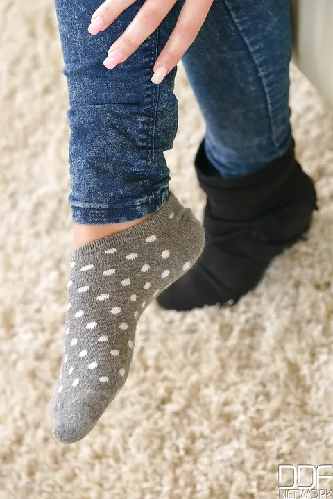 Onyx Viper: Busty Brunette in Jeans and Socks Spreads Her Pussy – photo 2 of 16